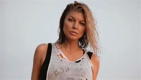 Fergie posa completamente nua nas redes sociais e fãs elogiam。